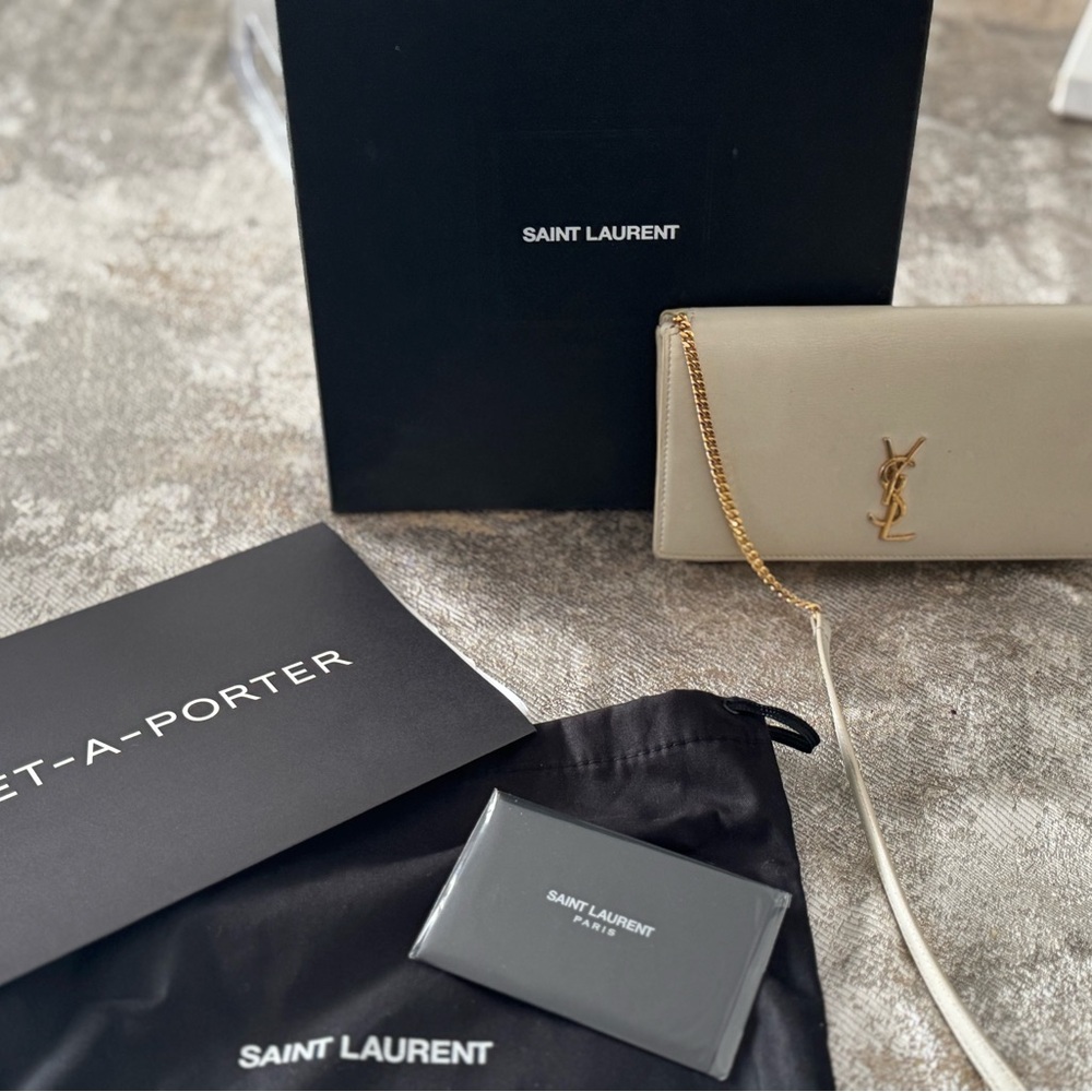 Saint Laurent Cream Clutch with Gold Chain - Picture 2 of 6